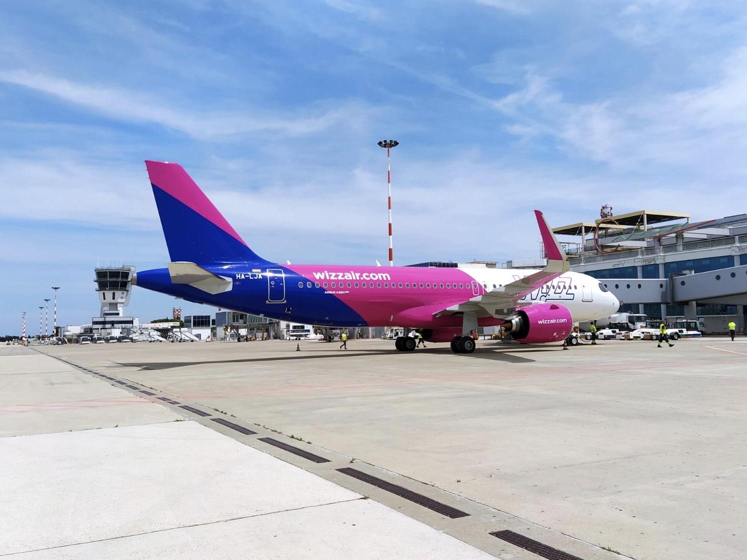 Immagine di sfondo della pagina Wizz Air raddoppia a Bari e lancia 8 nuove rotte