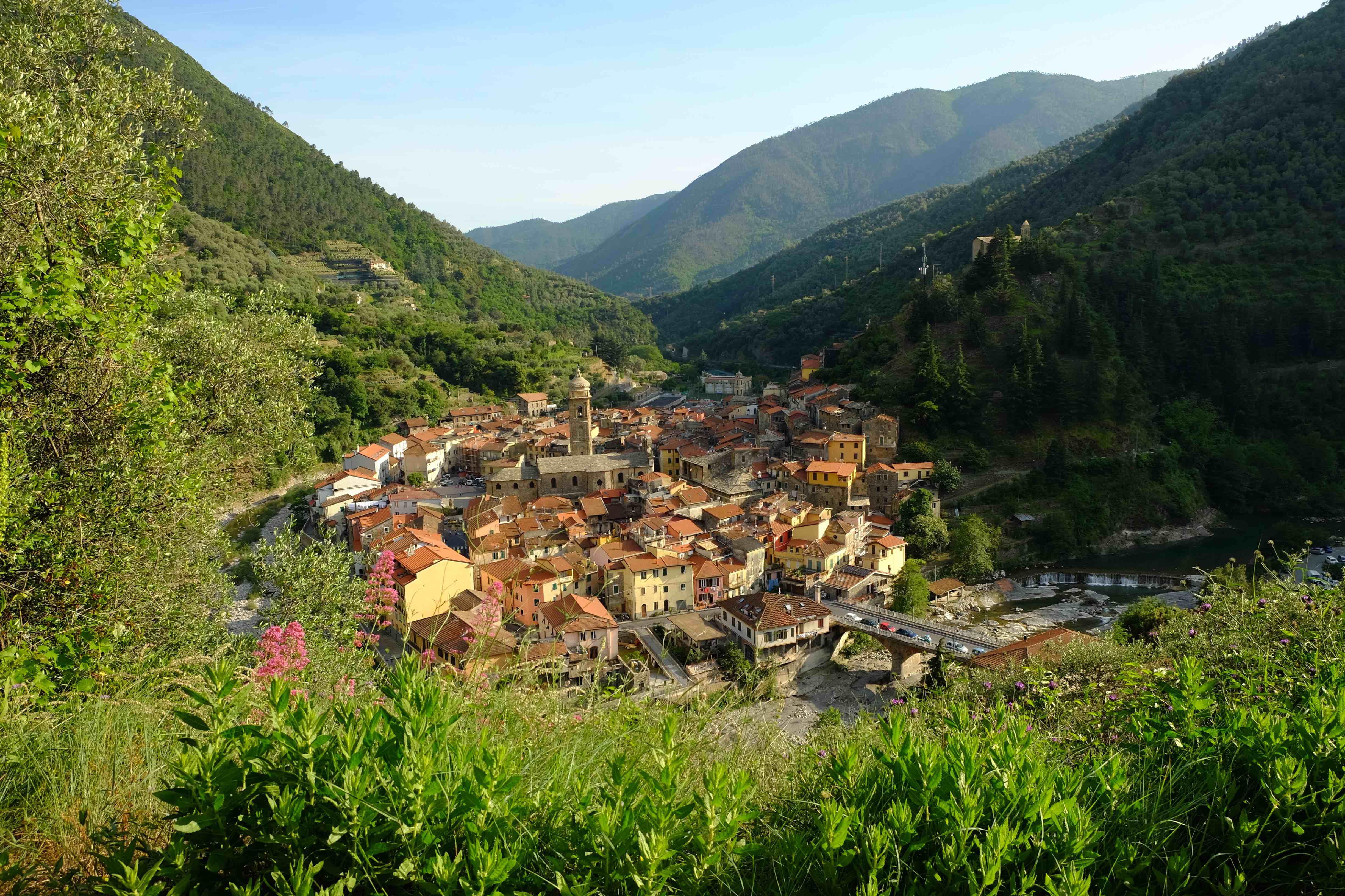 Immagine di sfondo della pagina Touring Club premia 262 borghi Bandiera Arancione
