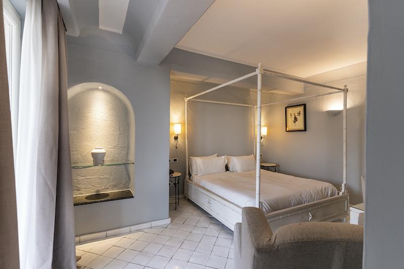 Immagine di sfondo della pagina Nuove suite per il Therasia Resort Sea & Spa