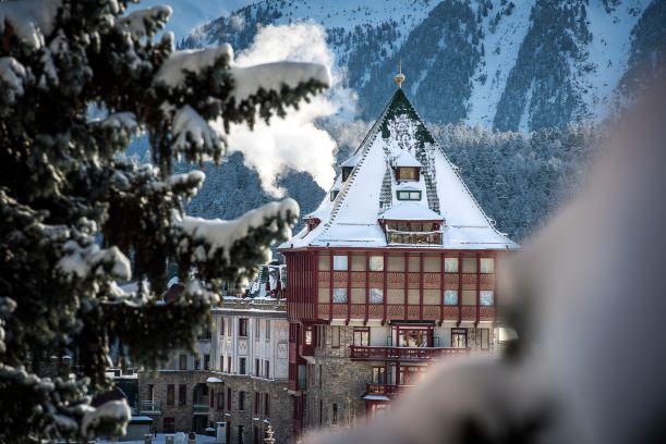 Immagine di sfondo della pagina Riapre a St. Moritz il Badrutt's Palace Hotel 