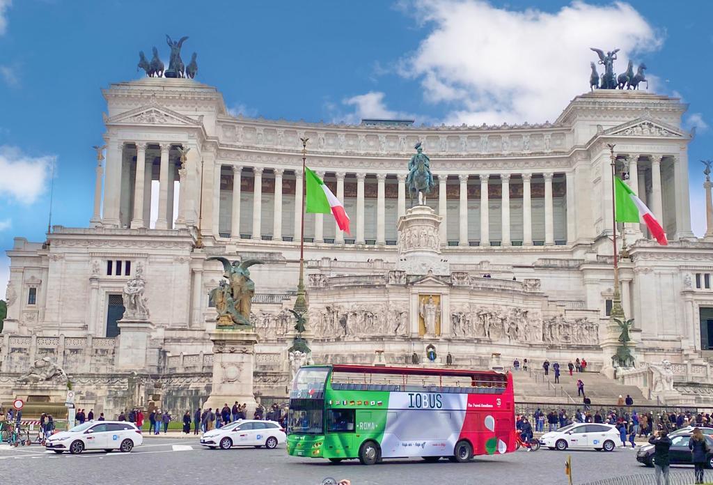 Immagine di sfondo della pagina Roma, nuovi tour openbus con IOBUS